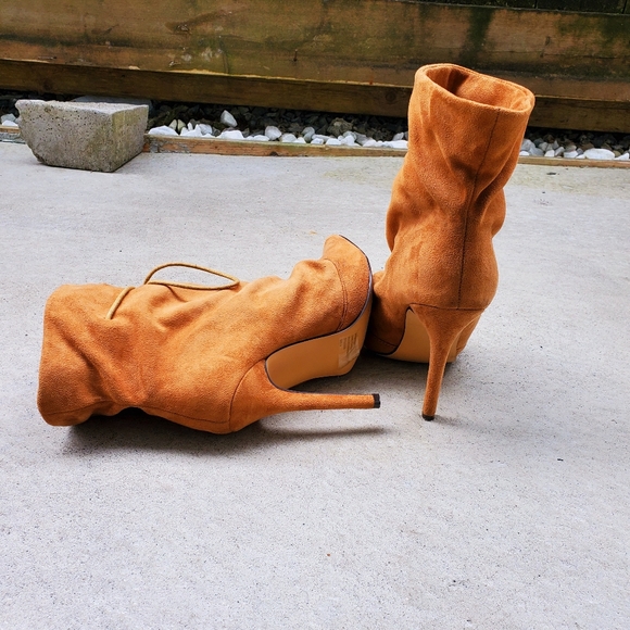 Brown suede booties - Picture 2 of 3